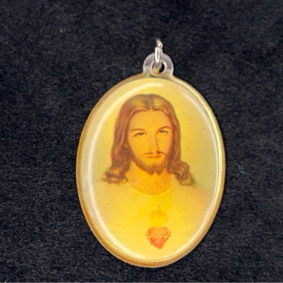 VINTAGE JESUS MEDAL SACRED HEART SET CROSS RELIGIOUS  FAITH CHRISTIANITY - Picture 4 of 10